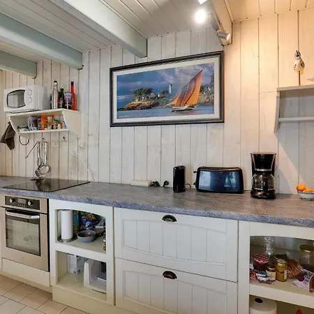 2 Bedroom Lovely In La Rochelle * La Rochelle (Charente-Maritime)