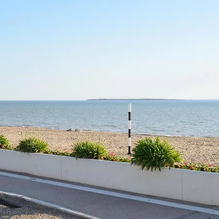 2 Bedroom Lovely In La Rochelle *